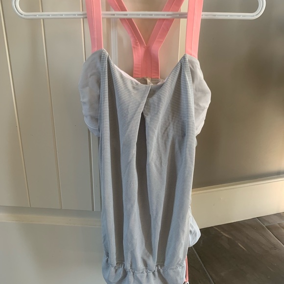 *Great condition *Lululemon size 2 tank top with built in sports bra - Picture 2 of 2